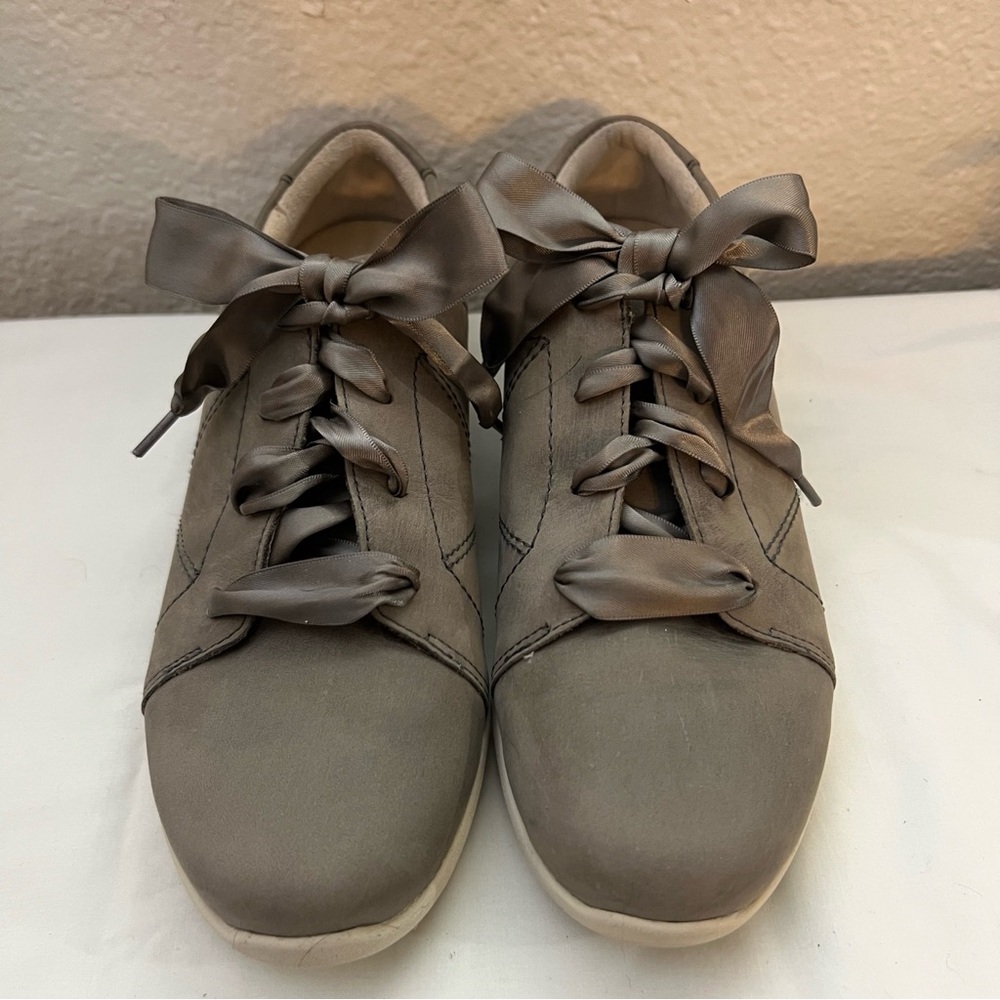 Vionic Magnolia Lindsey Nubuck Sneakers Slate Grey Women's Size 6.5.